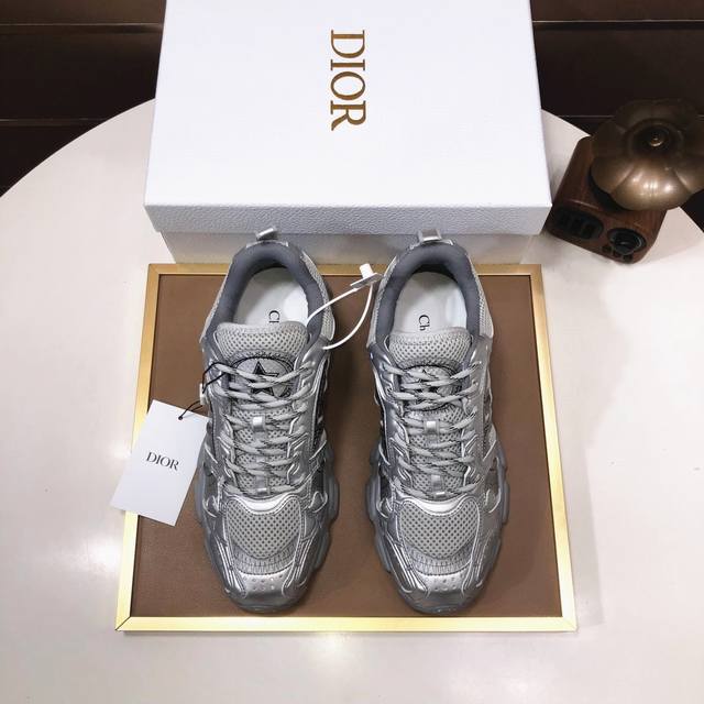 工厂 Dior 情侣款 水染牛皮内里 迪奥原版1:1高品质出厂，进口原版料，进口版原牛皮，水染牛皮内里，原版tpu大底，情侣码数:女款35-40 男款38-44